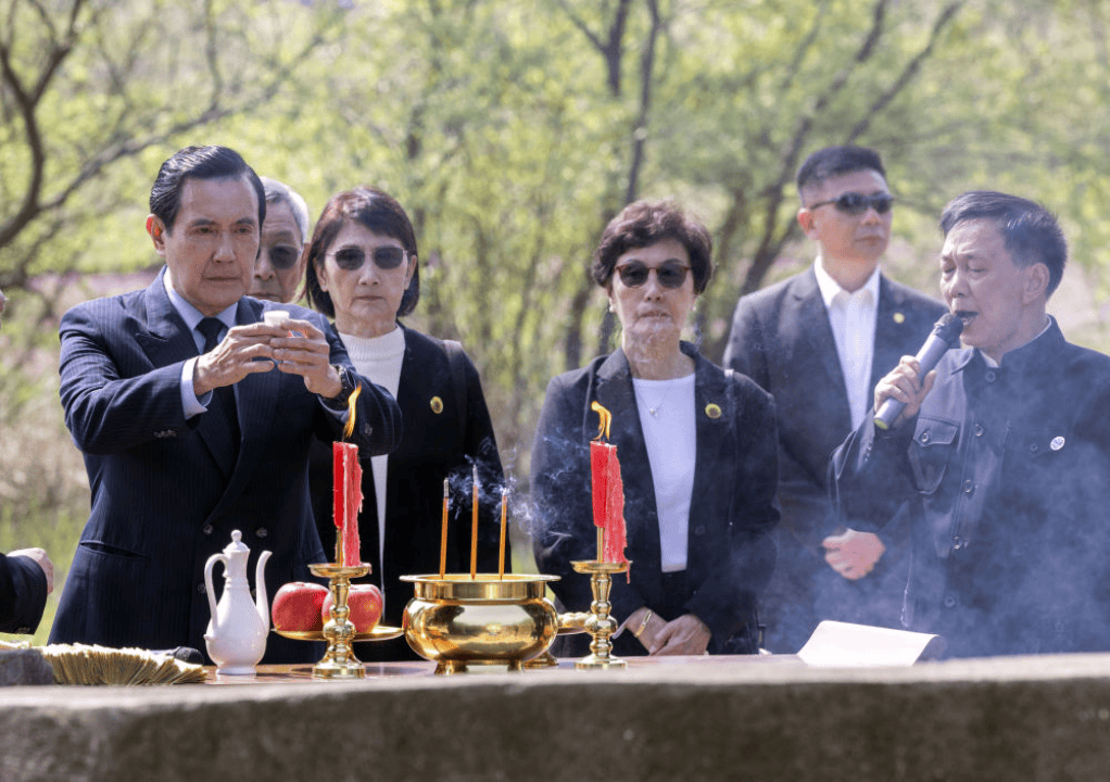 马龙应马英九之邀赴台，一笔写不出两个马！与6月的胡歌撞衫？