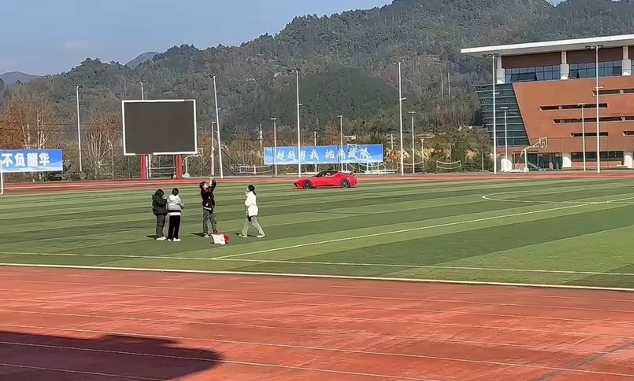 当事人回应开跑车进学校玩漂移:做了就要承担后果,但不认可学校要求的几十万元赔偿