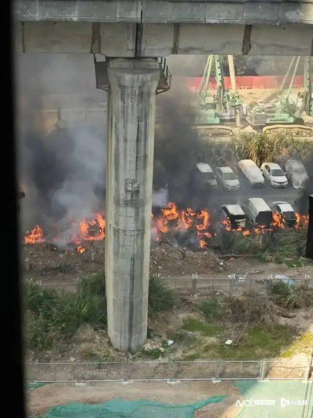 黑烟滚滚!十几辆汽车被烧!深圳官方通报