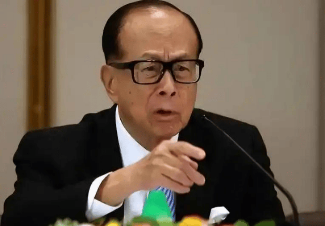 美方主动让步后,李嘉诚终于看清了形势,向官方做出重要保证!