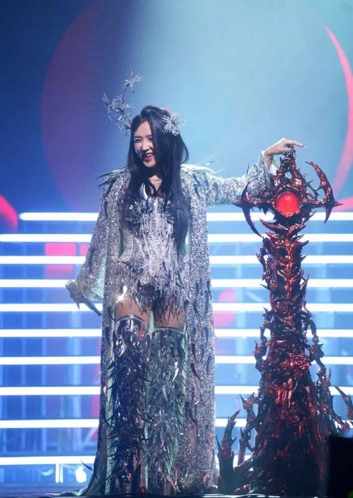 何洁成都演唱会陷假唱争议，本人发文回应后秒删