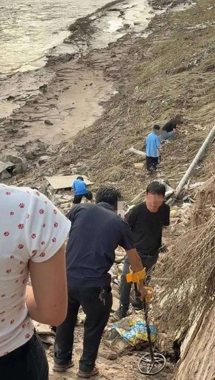 陕西一金店20公斤首饰被洪水冲走,捡到不还“刑”吗?律师解读→