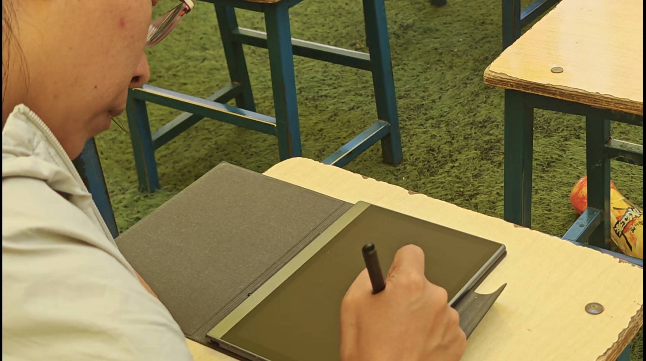 港大女博士放弃985回甘肃，研究县城“失败者”