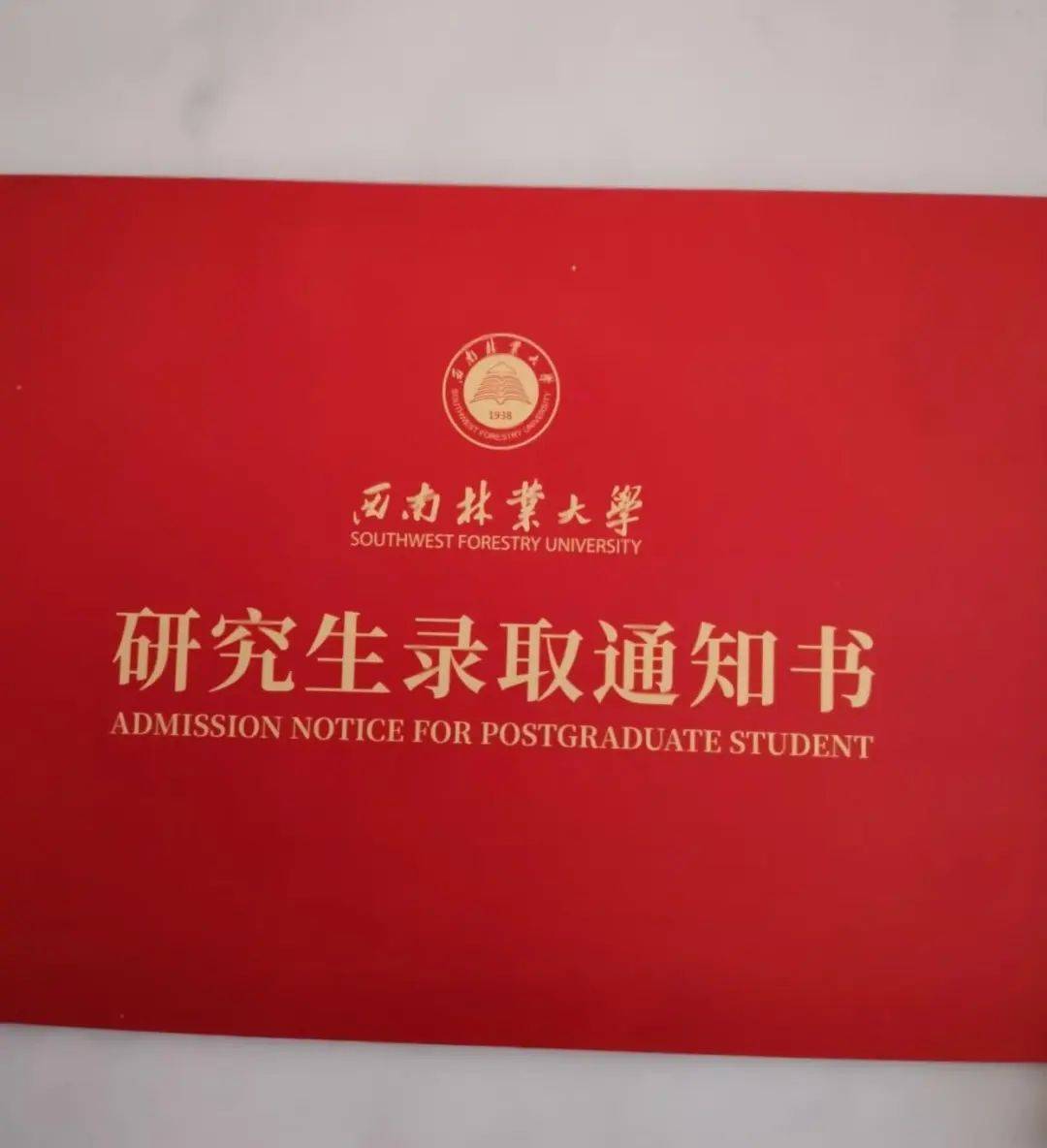 50岁阿姨烧伤致残后考取法学硕士：“拿儿子的书自学，靠学习走出创伤”
