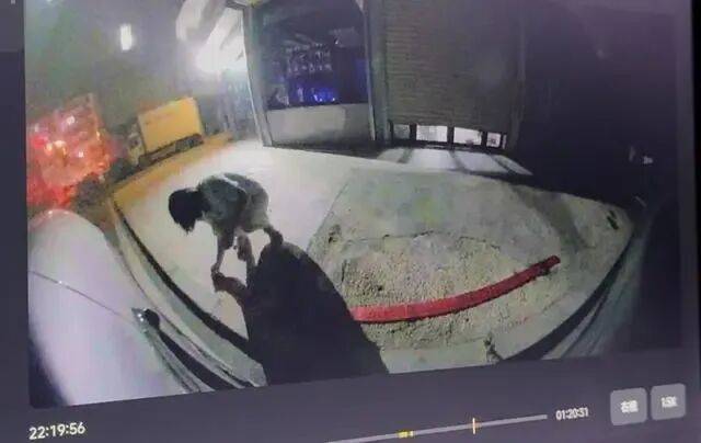 刚提的新车停路边被人放鞭炮崩损千余元，车主：因拒绝当晚挪车，20分钟后听到鞭炮声，对方还态度豪横