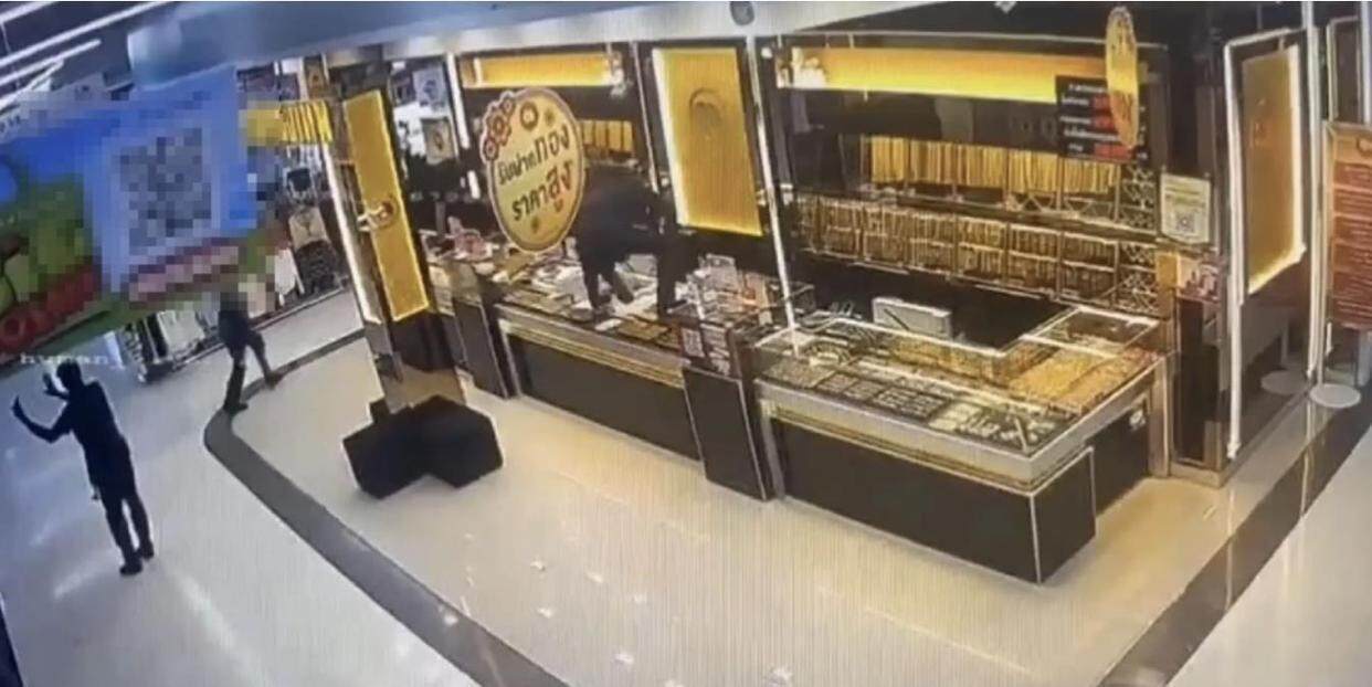 泰国一群蒙面劫匪持枪洗劫金店，一军人中弹